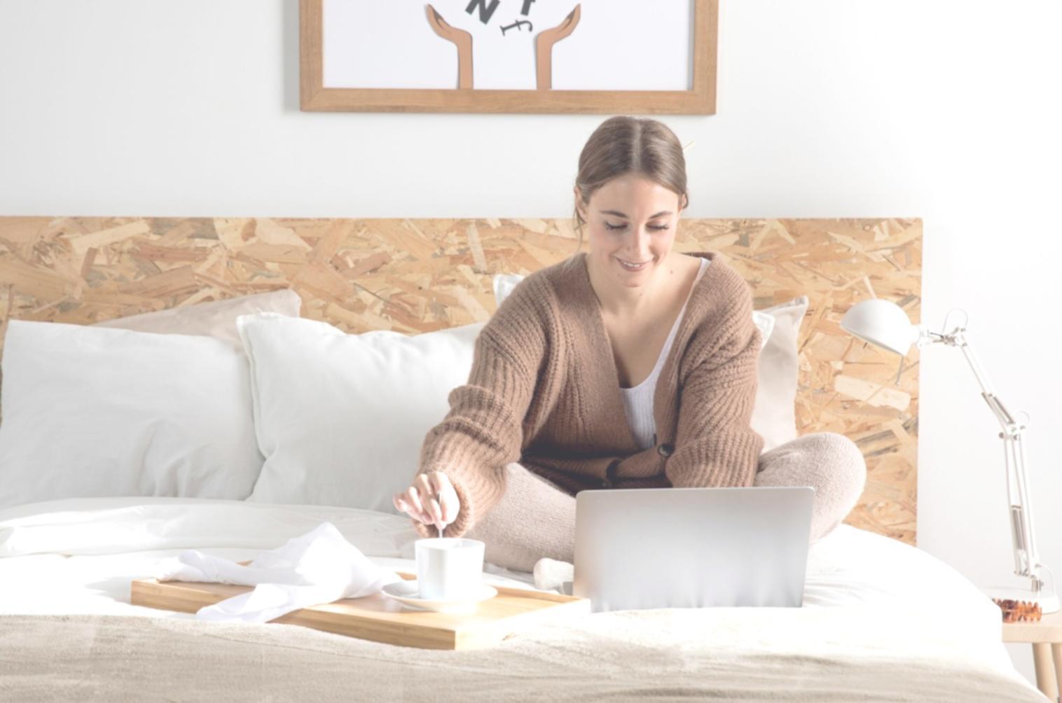 Estudante a organizar materiais de estudo financeiro
