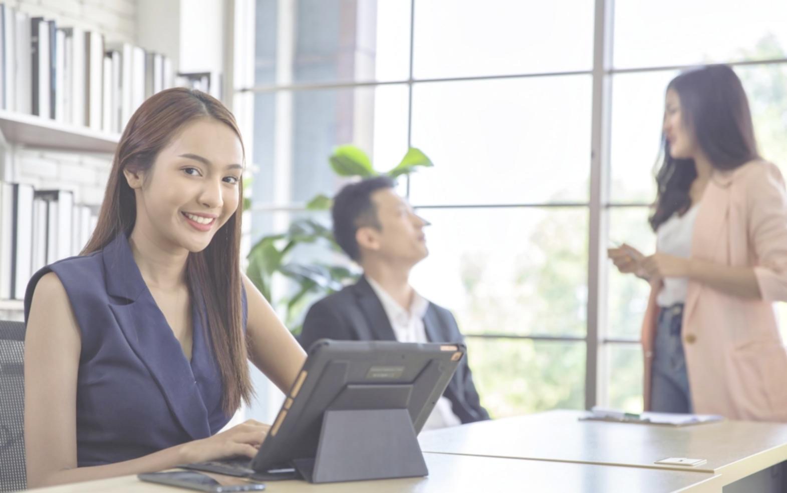 Ambiente de formação com participantes a aprender técnicas financeiras